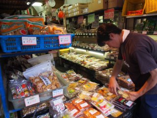 Không phải tất cả đều liên quan đến cá! Bạn có thể tìm thấy những mặt hàng khác, như đồ ăn nhẹ Nhật Bản, tại chợ cá Tsukiji