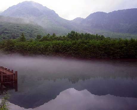 Taisho Pond and Mt. Yakedake, an active volcano. The pond was created by an eruption of&nbsp;Yakedake in the&nbsp;Taisho&nbsp;era.