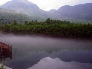 Hồ Taisho và đỉnh Yakedake, một ngọn núi lửa vẫn còn đang hoạt động. Hồ này được tạo bởi một cơn địa chấn của núi lửa Yakedake trong kỷ Taisho