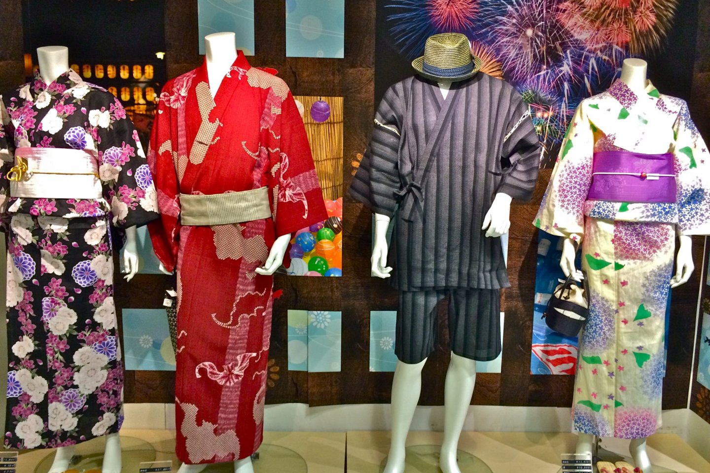 A Yukata is a summer kimono traditionally worn to enjoy Hanabi (Fireworks) in major cities like the Sumida River Fireworks Festival in Asakusa, Tokyo. Photo taken at Marui City Shibuya.