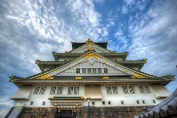 <p>Osaka Castle from the front.&nbsp;</p>