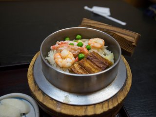Hidangan utama, dibuat dengan nasi, udang dan unagi. Ciri khas di Nara.