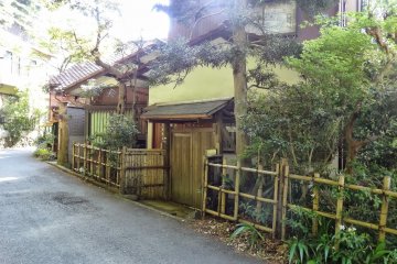 <p>รั้วบ้าน ที่ใช้วัสดุตามธรรมชาติ ที่เด่นๆ คือไม้ไผ่ บ้านบางหลังมีรั้วบ้านโปร่ง</p>