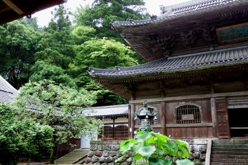 <p>&#39;Butsuden (Buddha Hall)&#39; and the beautiful courtyard in front of it</p>