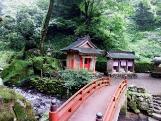 永平寺の参道は永平寺川沿いにあり、通用門まで歩く途中、小さな祠が並んでいるのが見える