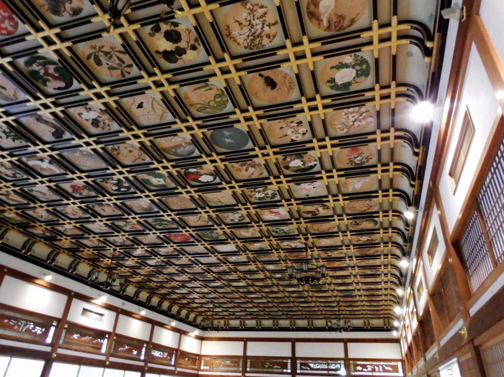 There are 230 paintings on the ceiling drawn by many outstanding Japanese painters in 1930 when the hall (Sanshōkaku) was originally built