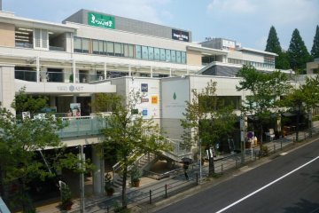 Hoshigaoka Terrace East shopping complex