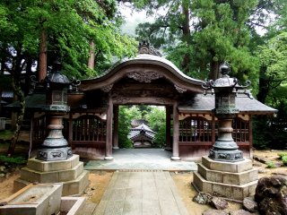 Mặt trước của 'Cổng Jōyōmon'. Bạn có thể thấy qua cổng các tòa nhà khác xếp thẳng hàng