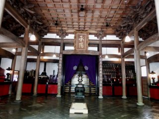 道元禅師の霊廟、承陽殿内部。中央に掲げられた扁額は明治天皇の直筆で、道元に下賜されたもの