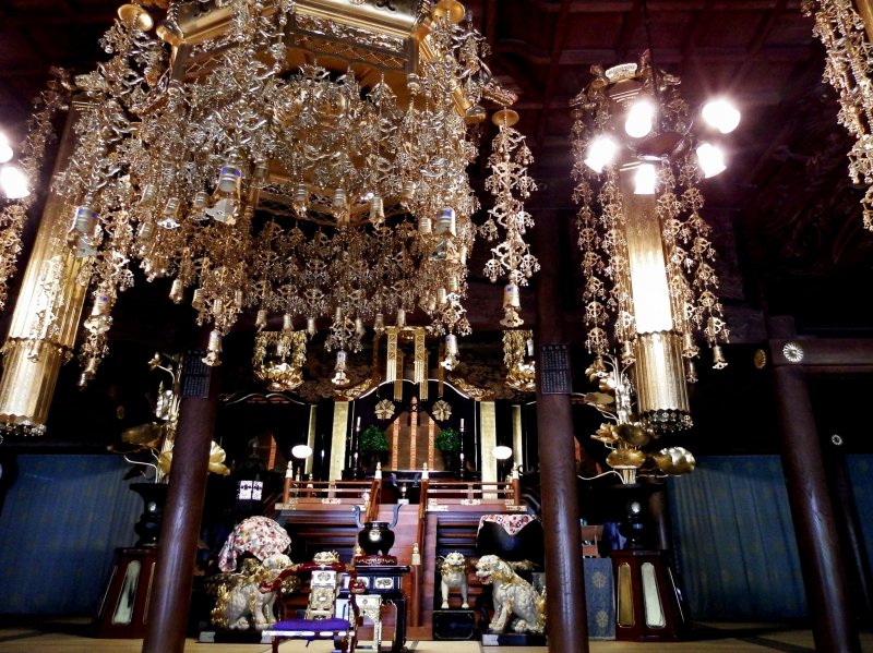 <p>Gorgeous golden Buddhist decorations hanging from the ceiling of Hattō, the Dharma Hall (Lecture Hall)</p>