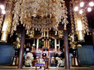 Closer look at the gorgeous alter of Hattō (Lecture Hall)