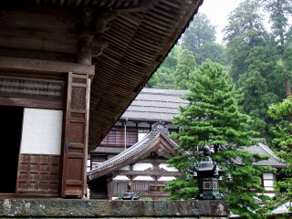 View of &#39;Daikuin (Kitchen)&#39; with &#39;Buddha Hall&#39; in the foreground