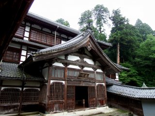 Khung cảnh bên ngoài của "Daikuin", nhà bếp của đền Eiheji. Đây được xem như là một trong bảy tòa nhà quan trọng của ngôi đền