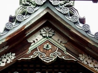 Những họa tiết trang trí xinh đẹp bằng đồng thiếc trên mái nhà của "Daikuin" (nhà bếp)