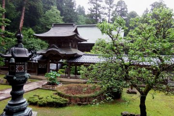 &#39;Chujakumon Gate&#39; seen from Buddha Hall with a beautiful courtyard in-between