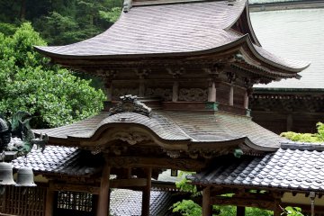 고전적인 모습의 '츄쟈쿠몬'은 1852년에 지어졌다