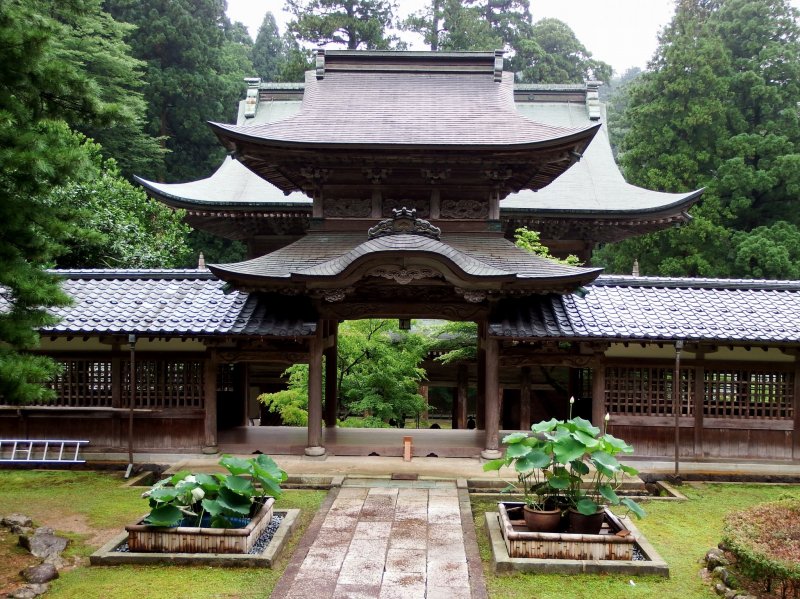 Front view of &#39;Chujakumon Gate&#39; seen from Buddha Hall