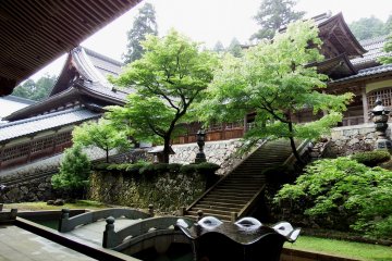 Looking up at &#39;Chujakumon Gate&#39; from the corridor of the Main Gate. The small stone bridge is called &#39;Robaikyo (old plum tree)&#39;. The founder of Eiheiji Temple, Dogen, loved plum trees and the bridge was named after a tree he loved
