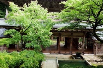 <p>Main Gate (Sanmon) of Eiheiji, viewed from above</p>