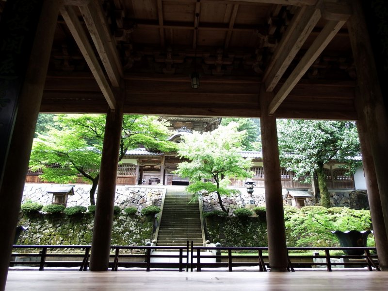 <p>High ceiling of the vast main gate of Eiheiji Temple</p>
