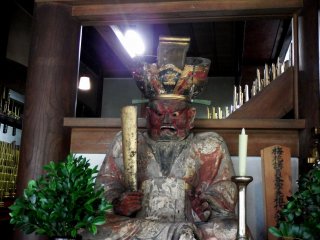 Frightening looking wooden statue welcomes you when you enter &#39;Shidōden&#39;