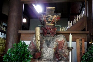 <p>Frightening looking wooden statue welcomes you when you enter &#39;Shidōden&#39;</p>