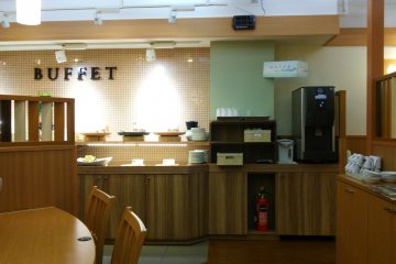 <p>At lunch and dinner time, there&#39;s a salad bar included with most main meals &nbsp;</p>