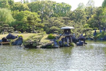 <p>สวนญี่ปุ่นจะต้องมีโคมไฟหิน องค์ประกอบสำคัญของสวนญี่ปุ่นอีกสิ่งหนึ่ง</p>