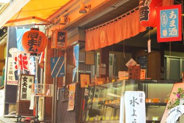 <p>江岛神社前面的商业街有在卖女夫馒头</p>