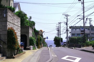 <p>镰仓高校前坡道上看过去的风景</p>