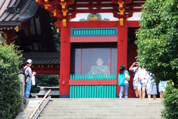 <p>Some people decided to dress traditionally to visit the shrine, with sunglasses on top though.&nbsp;</p>