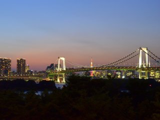 For sunset lovers, the Odaiba&nbsp;Beach Bar offers a great view of the Tokyo Bay and Rainbow Bridge with good food and drinks!