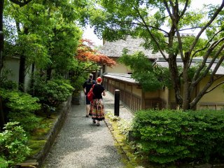 Jalan sempit menuju pintu masuk Yokokan Villa