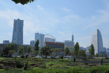 <p>横滨cosmo world乐园和landmark 大厦</p>
