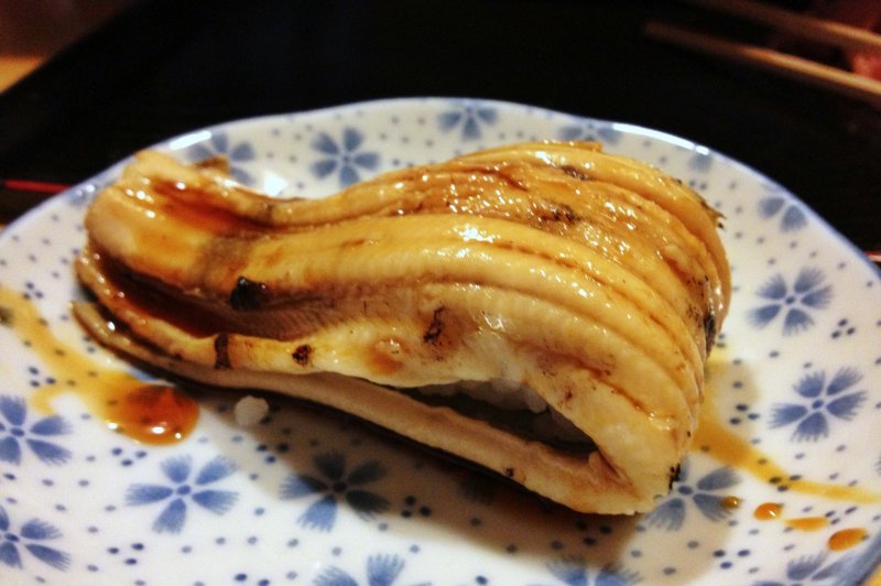 <p>Delicious anago sushi ~ The difference between unagi and anago&nbsp;lies in the former being a fresh-water eel while the latter is a salt-water eel!</p>