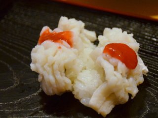 ซูชิ hamo (ปลาไหลชนิดหนึ่ง) ที่เคี้ยวหนุบหนับ กับซอสมะเขือเทศ แนะนำโดยคนญี่ปุ่นที่นั่งอยู่ข้างๆ ฉัน