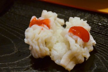 <p>ซูชิ hamo (ปลาไหลชนิดหนึ่ง) ที่เคี้ยวหนุบหนับ กับซอสมะเขือเทศ แนะนำโดยคนญี่ปุ่นที่นั่งอยู่ข้างๆ ฉัน</p>