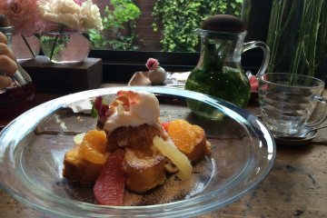 <p>The flower french-toast is one of the recommended menu in this tea house.They put some flowers on the top.</p>