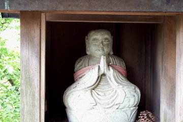 <p>Small Jizo statue along the walkway</p>
