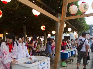 Vendors sell drinks under the huge wisteria tree
