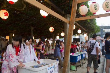 <p>Vendors sell drinks under the huge wisteria tree</p>