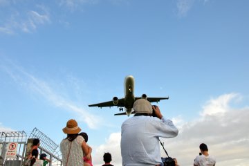 <p>Фотографируя садящийся самолёт</p>