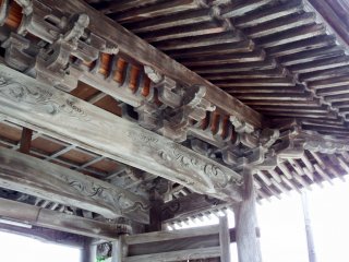 Under the eaves of the front gate. The intricate wooden structure is beautiful