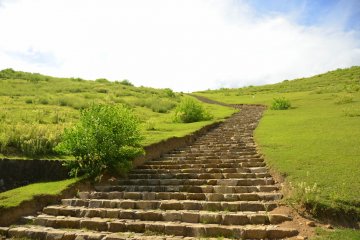 <p>Steps leading to mid-hill.</p>