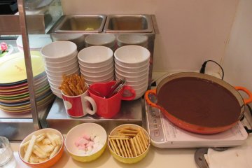 <p>Depending on the location, you can find either chocolate fondue or a chocolate fountain at Sweets Paradise</p>