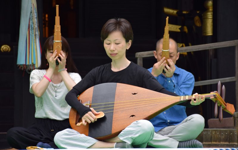 <p>What an elegant style of playing&nbsp;Gagaku&nbsp;music! :&nbsp;ensembles of biwa&nbsp;(Japanese lute) and sho&nbsp;(mouth organ)</p>