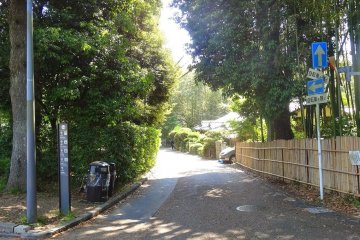 <p>แล้วเส้นทางสายนั้นก็มาสิ้นสุดในเขตหมู่บ้าน มีถนนสายเล็กๆ ผ่านบ้านแบบญี่ปุ่น เป็นท้องถิ่นที่เงียบสงบ น่าเดินเล่นหรือปั่นจักรยานชม</p>