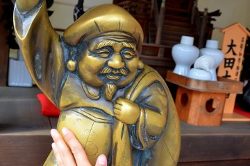 <p>Patting the bronze statue &quot;Nade-Daikouku-san&quot; is believed to help one&#39;s prayer be answered.</p>