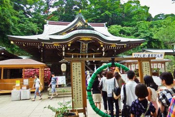 <p>A long line of people waiting patiently to enter the hoop in front of Hestu-no-miya Shrine ( 辺津宮)</p>