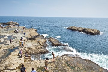 <p>Some of the rocky beaches at the &lsquo;back&rsquo; of Enoshima Island</p>